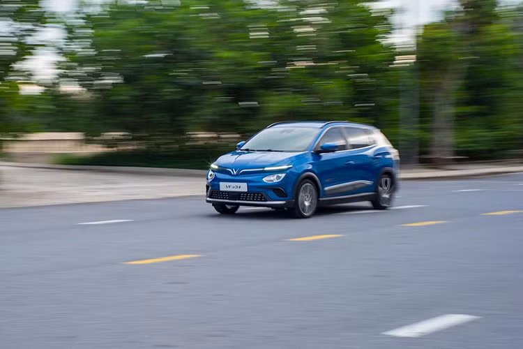 Xe sử dụng một bộ pin dung lượng 42kWh, có thể đi được quãng đường 300km sau mỗi lần sạc đầy. Để minh chứng cho đẳng cấp, chất lượng và tạo sự an tâm cho khách hàng, VinFast tiên phong áp dụng chính sách bảo hành lên tới 10 năm cho xe VF e34.