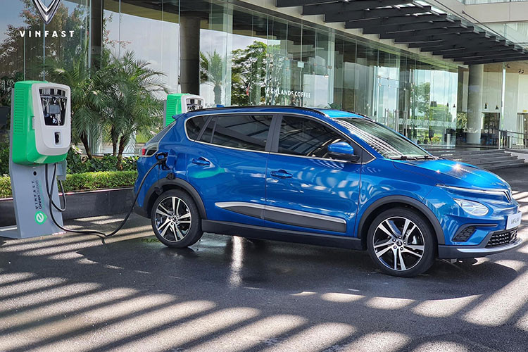 VinFast VF e34 chạy điện là mẫu hatchback thuộc phân khúc C, từng được công bố vào tháng 1/2021 với tên mã VF31. Xe có chiều dài cơ sở 2.611mm, kích thước các chiều dài x rộng x cao là 4.300 x 1.793 x 1.613 (mm), khoảng sáng gầm xe 180mm, trọng lượng không tải 1.490kg.