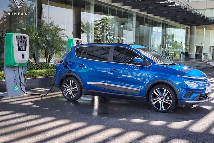 VinFast VF e34 chạy điện là mẫu hatchback thuộc phân khúc C, từng được công bố vào tháng 1/2021 với tên mã VF31. Xe có chiều dài cơ sở 2.611mm, kích thước các chiều dài x rộng x cao là 4.300 x 1.793 x 1.613 (mm), khoảng sáng gầm xe 180mm, trọng lượng không tải 1.490kg.