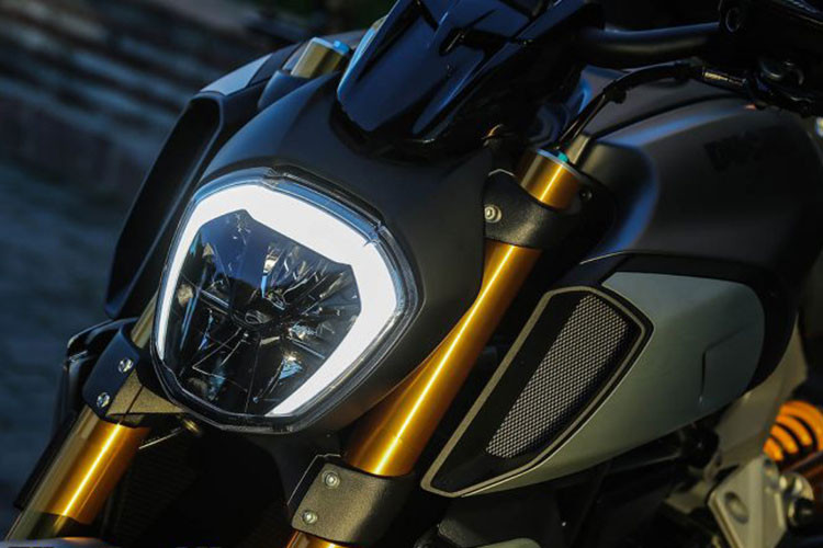 Mặt đèn pha của xe có thiết kế bẹt giống với XDiavel, nhưng có phần tròn trịa hơn, không còn góc cạnh. Bên trong là đèn pha và đèn định vị ứng dụng công nghệ LED. Phía sau Diavel 1260S khá lớn với để phù hợp với trang bị gắp đơn kèm theo lốp xe kích thước lớn. Đèn phanh và đèn xinhan sau được tích hợp cùng nhau thành hai dải dọc theo đuôi xe.