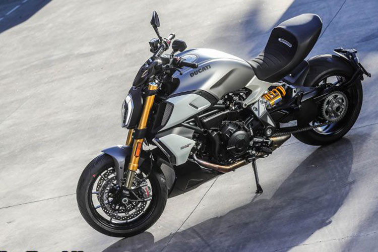 Về diện mạo, mẫu xe môtô Ducati Diavel 1260 mới không khác nhiều so với Ducati XDiavel với tổng thể xe khá đồ sộ, kết cấu khung thép lưới độc đáo, càng sau là loại gắp đơn làm bằng nhôm, giúp giảm trọng lượng cho xe cũng mang mang đến vẻ ngoài thể thao, ấn tượng hơn.