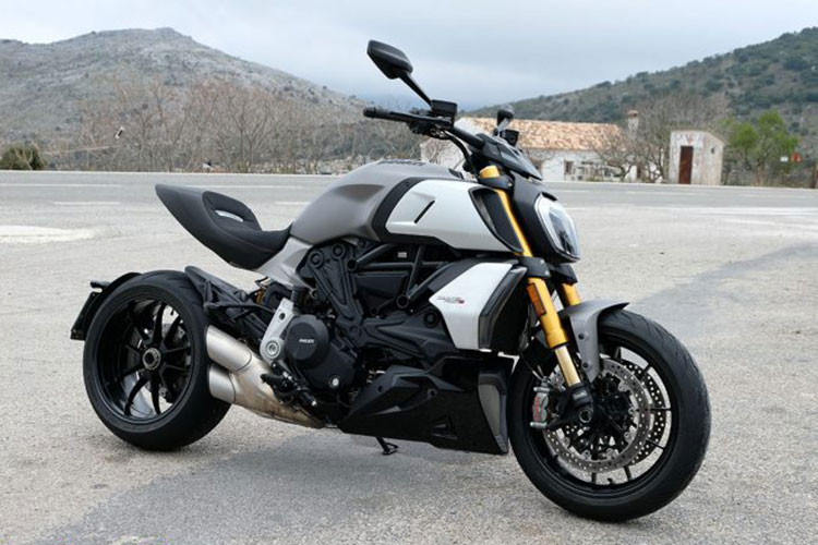 Các trang bị đáng chú ý trên Diavel 1260S bao gồm cặp phuộc trước hành trình ngược kích thước 48mm, giảm xóc sau dạng lò xo trụ bố trí ngang, Cả hai đều mang thương hiệu Ohlins cao cấp. Bộ vành của xe là vành đúc kích thước 17 inch với vành sau sử dụng bản lốp lớn. Phụ trách nhiệm vụ hãm lại sức mạnh của xe là hệ thống phanh Brembo.