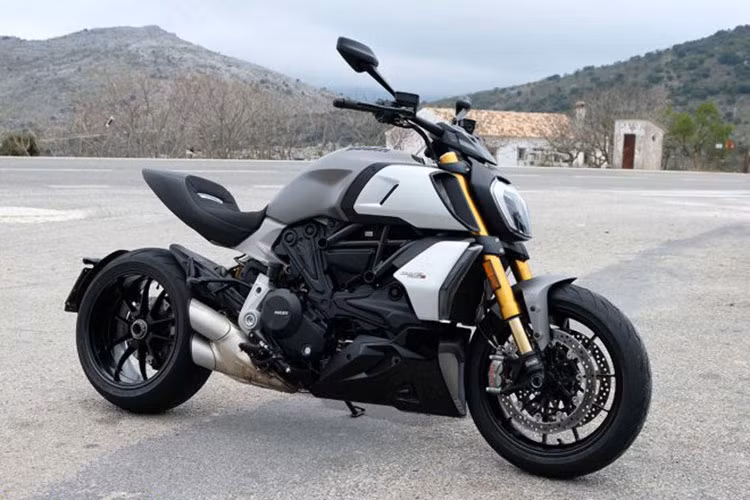 Các trang bị đáng chú ý trên Diavel 1260S bao gồm cặp phuộc trước hành trình ngược kích thước 48mm, giảm xóc sau dạng lò xo trụ bố trí ngang, Cả hai đều mang thương hiệu Ohlins cao cấp. Bộ vành của xe là vành đúc kích thước 17 inch với vành sau sử dụng bản lốp lớn. Phụ trách nhiệm vụ hãm lại sức mạnh của xe là hệ thống phanh Brembo.