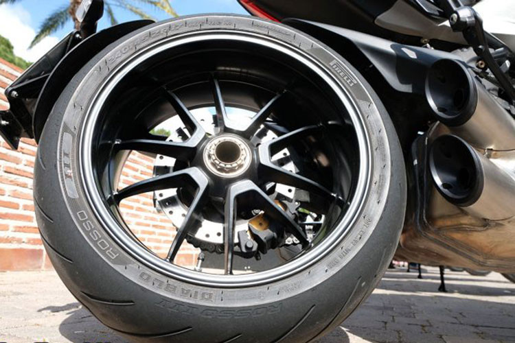 Được định vị là mẫu xe cao cấp, Ducati Diavel 1260S tích hợp khá nhiều công nghệ điện tử hỗ trợ như hệ thống phanh ABS thích ứng theo cua, hệ thống kiểm soát lực kéo DTC, hệ thống kiểm soát bênh đầu DWC EVO, hệ thống hỗ trợ đề-pa DPL EVO giúp xe xuất phát tốt nhất mà không bị bênh đầu, cùng với đó là hệ thống sang số nhanh DQS.