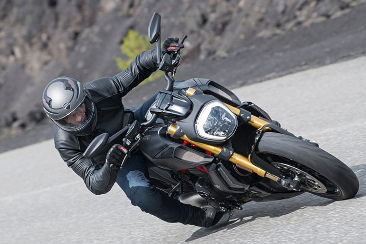 Mức giá xe Ducati Diavel 1260 tại Thái Lan niêm yết ở mức 882.000 Baht (tương đương 645 triệu đồng), trong khi đó phiên bản Diavel 1260S với nhiều trang bị cao cấp hơn có giá niêm yết 1,025 triệu Baht (tương đương 750 triệu đồng). Xe sẽ về Việt Nam vào khoang giữa năm nay.