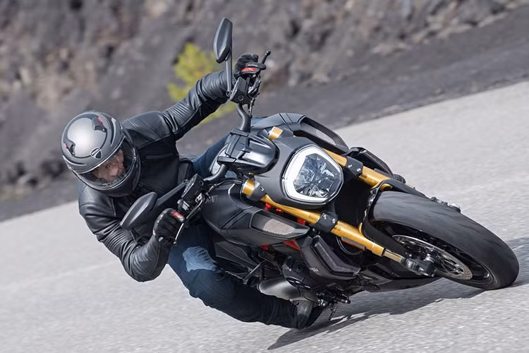 Mức giá xe Ducati Diavel 1260 tại Thái Lan niêm yết ở mức 882.000 Baht (tương đương 645 triệu đồng), trong khi đó phiên bản Diavel 1260S với nhiều trang bị cao cấp hơn có giá niêm yết 1,025 triệu Baht (tương đương 750 triệu đồng). Xe sẽ về Việt Nam vào khoang giữa năm nay.