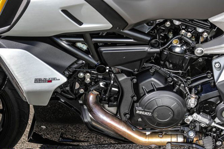 Khác với Ducati Diavel cũ, Diavel 1260 và 1260S được nâng cấp động cơ mạnh mẽ hơn. Trong khi Diavel sử dụng động cơ DVT L-Twin 1.194 cc thì Diavel 1260S trang bị động cơ Testastretta DVT dung tích 1.262cc tương tự như người anh em XDiavel. Nhờ có trang bị này mà xe sở hữu công suất 159 mã lực tại tua máy 9.500 vòng/phút và mômen xoắn cực đại 129 Nm tại tua máy 7.500 vòng/phút.
