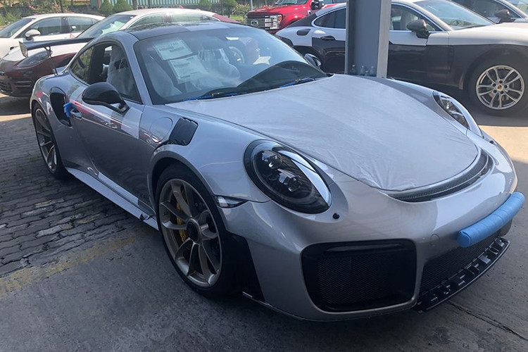 Vào ngày 9/1/2019 vừa qua, những hình ảnh chiếc siêu xe Porsche 911 GT2 RS đầu tiên đã cập bến Việt Nam được chủ nhân chia sẻ lên mạng xã hội nhận không ít sự chú ý từ giới mê xe cả nước. Siêu phẩm Porsche 911 GT2 RS đầu tiên này cập cảng TP HCM sở hữu màu xám.