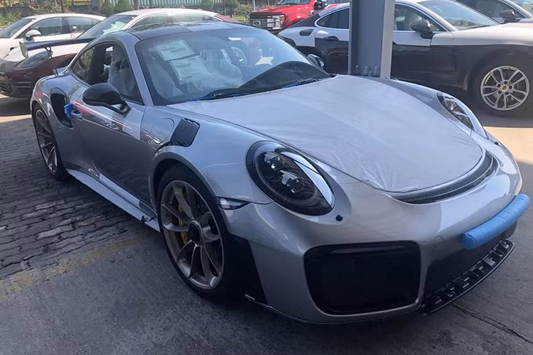 Vào ngày 9/1/2019 vừa qua, những hình ảnh chiếc siêu xe Porsche 911 GT2 RS đầu tiên đã cập bến Việt Nam được chủ nhân chia sẻ lên mạng xã hội nhận không ít sự chú ý từ giới mê xe cả nước. Siêu phẩm Porsche 911 GT2 RS đầu tiên này cập cảng TP HCM sở hữu màu xám.