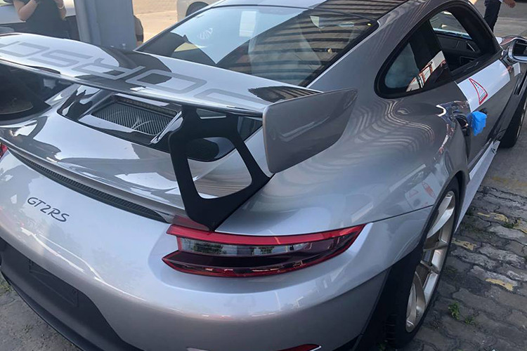 Chiếc siêu xe Porsche 911 GT2 RS đầu tiên về Việt Nam được nhập khẩu chính hãng và đã có chủ nhân đặt mua từ trước đó. Người mua xe được biết từng là một ông chủ công ty nhập khẩu tư nhân quận 4, TP HCM.