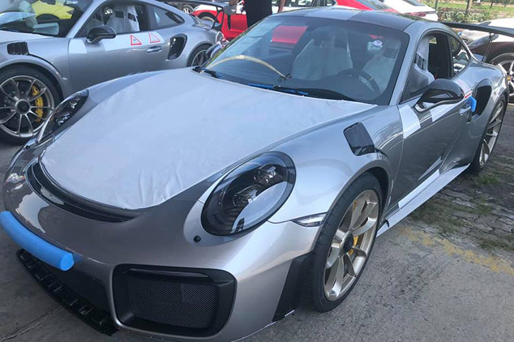 Được biết, mức giá xe Porsche 911 GT2 RS 2018 chính hãng tại Việt Nam là 19,1 tỷ đồng, tuy nhiên, nhiều khả năng chiếc mới cập cảng VICT, quận 7 sẽ có giá cao hơn do chủ nhân trang bị nhiều option - được biết, mẫu xe này về Việt Nam lần này có tới hai chiếc và theo nhiều đồn đoán nó sẽ đội giá lên vào khoảng 23 tỷ đồng.