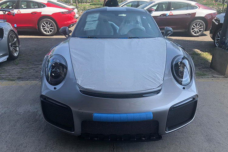 Về thiết kế, 911 GT2 RS 2018 được Porsche trang bị hệ thống phanh kết hợp giữa chất liệu carbon và gốm ceramic được làm mát thông qua hai khe nằm trên nắp ca-pô. Để có được trọng lượng chỉ 1.470 kg Porsche sử dụng nhiều chi tiết được làm từ sợi carbon như chắn bùn, các khe tản nhiệt cho lốp, gương chiếu hậu, nắp ca-pô, phần trần xe làm bằng magie,...