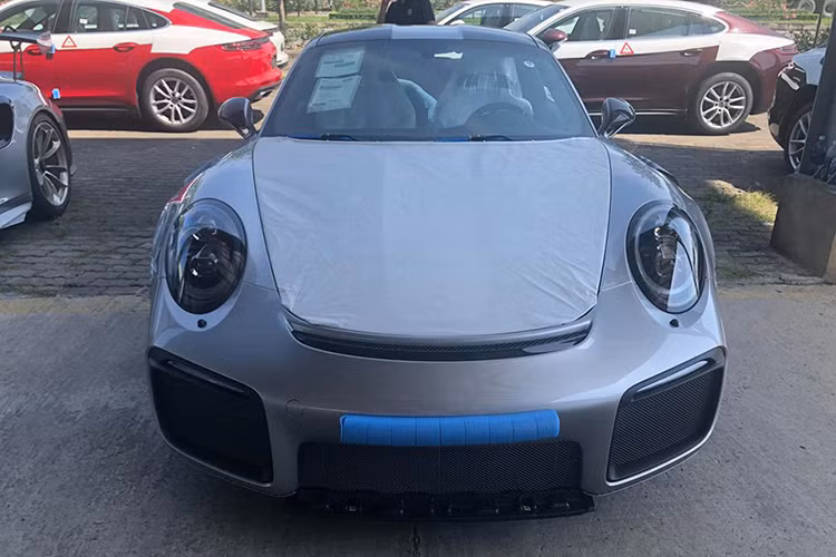 Về thiết kế, 911 GT2 RS 2018 được Porsche trang bị hệ thống phanh kết hợp giữa chất liệu carbon và gốm ceramic được làm mát thông qua hai khe nằm trên nắp ca-pô. Để có được trọng lượng chỉ 1.470 kg Porsche sử dụng nhiều chi tiết được làm từ sợi carbon như chắn bùn, các khe tản nhiệt cho lốp, gương chiếu hậu, nắp ca-pô, phần trần xe làm bằng magie,...