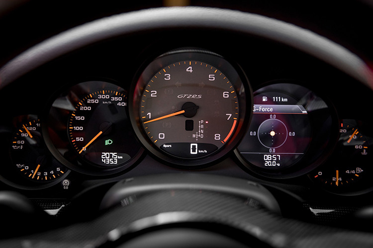 Porsche 911 GT2 RS 2018 được mệnh danh là chiếc 911 mạnh nhất trong lịch sử nhà Porsche, xe sở hữu khối động cơ Boxer 6 xi-lanh, tăng áp kép, dung tích 3,8 lít, sản sinh công suất tối đa lên đến 700 mã lực và mô-men xoắn cực đại đạt 750 Nm. Khác với chiếc Porsche 911 GT3 2018 độc nhất Việt Nam, xe chỉ có độc nhất một loại hộp số là PDK tự động 7 cấp.