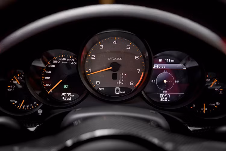 Porsche 911 GT2 RS 2018 được mệnh danh là chiếc 911 mạnh nhất trong lịch sử nhà Porsche, xe sở hữu khối động cơ Boxer 6 xi-lanh, tăng áp kép, dung tích 3,8 lít, sản sinh công suất tối đa lên đến 700 mã lực và mô-men xoắn cực đại đạt 750 Nm. Khác với chiếc Porsche 911 GT3 2018 độc nhất Việt Nam, xe chỉ có độc nhất một loại hộp số là PDK tự động 7 cấp.