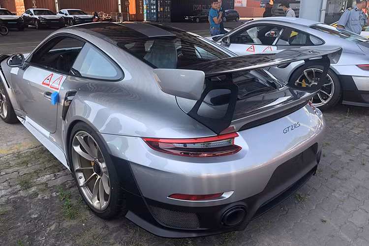 Porsche 911 GT2 RS 2018 không được trang bị hệ dẫn động 4 bánh toàn thời gian mà dùng hệ dẫn động cầu sau, đi với khung gầm theo phong cách xe đua. Tuy nhiên, nhờ hệ thống treo đặc biệt và những cải tiến trong thiết kế khí động học, Porsche 911 GT2 RS 2018 vẫn chạy ổn định trên đường.
