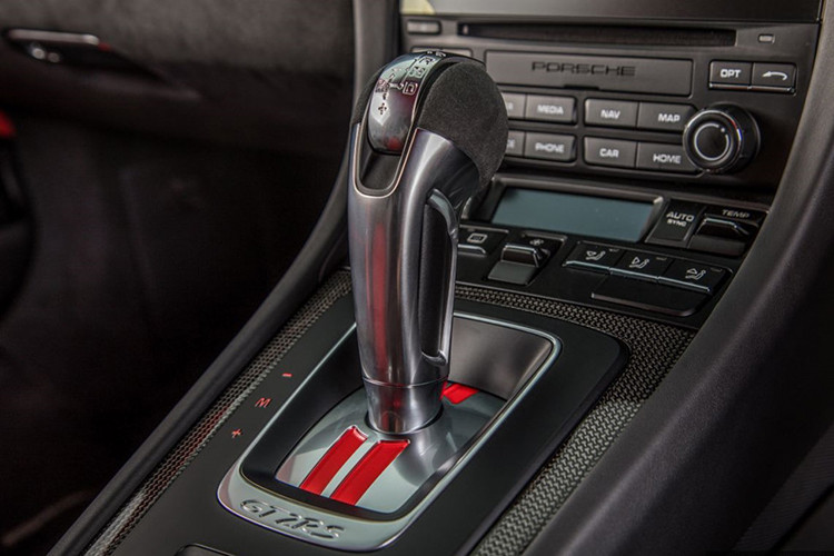 Porsche 911 GT2 RS 2018 có khả năng tăng tốc từ vị trí xuất phát lên 100 km/h chỉ trong thời gian 2,8 giây trước khi đạt vận tốc tối đa 340 km/h. Trong năm ngoái, 911 GT2 RS đã lập kỷ lục về thời gian hoàn thành một vòng đua Nordschiefe tại Nurburgring, Đức, tuy nhiên, hiện danh hiệu này đã bị siêu xe Lamborghini Aventador SVJ soán ngôi.