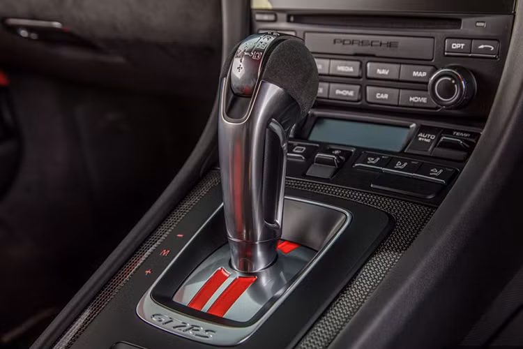 Porsche 911 GT2 RS 2018 có khả năng tăng tốc từ vị trí xuất phát lên 100 km/h chỉ trong thời gian 2,8 giây trước khi đạt vận tốc tối đa 340 km/h. Trong năm ngoái, 911 GT2 RS đã lập kỷ lục về thời gian hoàn thành một vòng đua Nordschiefe tại Nurburgring, Đức, tuy nhiên, hiện danh hiệu này đã bị siêu xe Lamborghini Aventador SVJ soán ngôi.