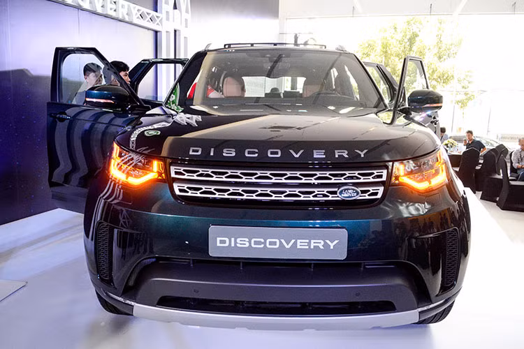 Cụ thể nhất đó chính là Discovery 2017 đã thoát khỏi lối thiết kế vuông vắn, sắc nét thay vào đó là những đường nét mềm mại, bo tròn. Phần đầu xe nổi bật với với cụm đèn pha công nghệ Led hiện đại, đi cùng đó chính là dãy đèn led chiếu sáng ban ngày được trang bị.