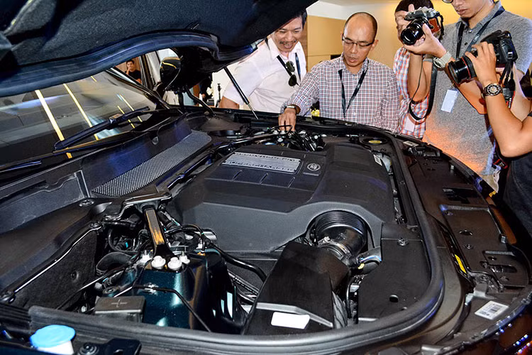 Tại thị trường Việt Nam, Discovery hoàn toàn mới được nhập khẩu và phân phối các phiên bản Pure, SE, HSE, HSE Luxury với động cơ xăng Si6 3.0L V6, hộp số tự động 8 cấp, công suất cực đại lên tới 340 mã lực, mô-men xoắn cực đại 450Nm, tốc độ tối đa đạt 215km/h và khả năng tăng tốc từ 0-100km/h trong vòng 7,1 giây.