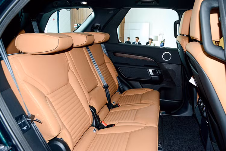 Đặc biệt, Discovery 2017 còn được trang bị chìa khóa Activity Key chống thấm nước. Người dùng có thể thoải mái chơi thể thao mà không phải lo lắng về chìa khóa tiêu chuẩn của xe. Chỉ cần ấn chìa khóa lên chữ D ở biểu tượng Discovery ở khoang hành lý phía sau. Như vậy, xe sẽ tự khóa và đồng thời vô hiệu hóa cả chía khóa tiêu chuẩn ở bên trong.