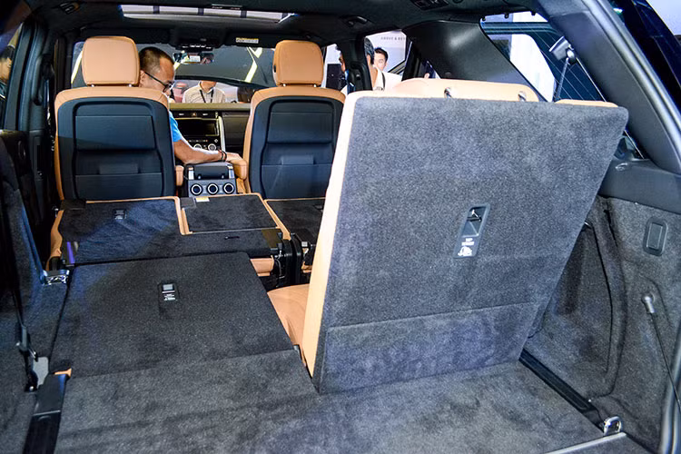 Trên mẫu xe mới này, thương hiệu Land Rover cũng trang bị công nghệ điều khiển gập ghế thông minh bằng điện được trang bị trên Discovery hoàn toàn mới khiến cho việc điều khiển gập ghế đơn giản hơn. Không gian khoang hành lý rất rộng rãi, có sức chứa lên đến 1.558 lít.