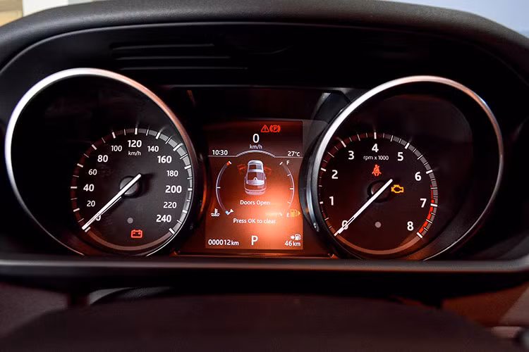 Vì được thiết kế hướng đến gia đình nên khoang nội thất của Discovery 2017 rất rộng rãi với ba hàng ghế trên xe được thiết kế theo kiểu ở sân vận động, với hàng ghế sau cao hơn hàng ghế trước. Tuy nhiên trên mẫu xe mới này, việc bố trí ba hàng ghế ngồi thoải mái cho 7 người lớn trong một chiếc SUV có chiều dài chưa tới 5m thực sự rất ấn tượng.