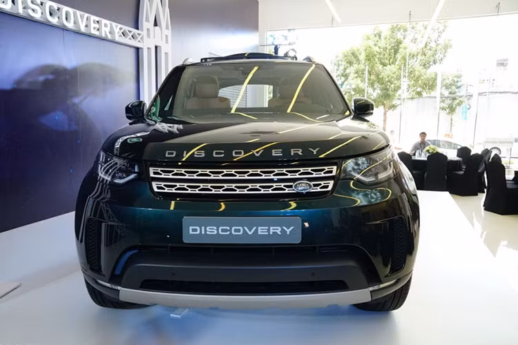 Ngoài động cơ xăng, Discovery mới còn có các phiên bản máy dầu 2.0L hoặc 3.0L, cũng đều kết hợp với hộp số tự động 8 cấp ZF. Tại Việt Nam, Discovery hoàn toàn mới được phân phối các phiên bản Pure, SE, HSE, HSE Lux cho cả hai phiên bản động cơ máy xăng và máy dầu với giá khởi điểm dành cho phiên bản tiêu chuẩn từ 3,997 tỷ đồng.