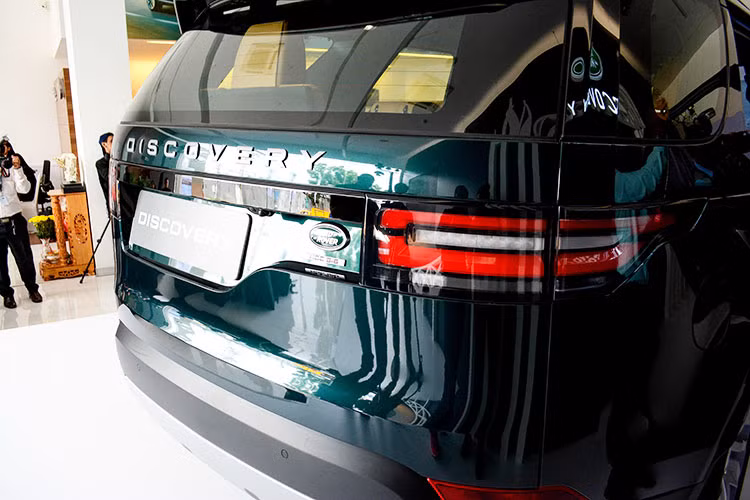 Ở thế hệ mới này hệ thống khung gầm cũng được trang bị bằng vật liệu nhôm mới, nhiều chi tiết được lược bỏ và thay thế bằng rất nhiều các tính năng công nghệ tiên tiến nhất của Land Rover, mang đến một Discovery mới với diện mạo hoàn toàn mới từ nội thất cho đến ngoại thất, mạnh mẽ hơn, cơ bắp hơn phiên bản thế hệ trước.