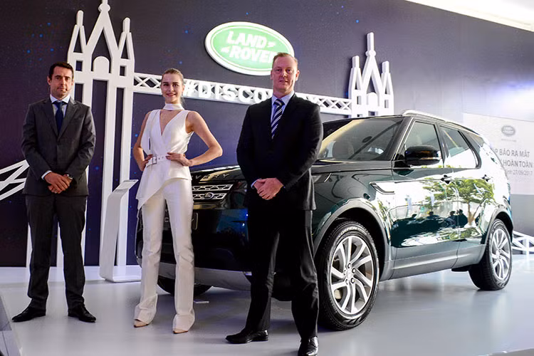 Discovery là dòng xe địa hình hạng sang đa dụng hiện nay, nó sở hữu những tính di truyền rõ rệt nhất của thương hiệu Land Rover. Được ra mắt toàn cầu vào cuối năm 2016, Discovery hoàn toàn mới là phiên bản thuộc thế hệ thứ năm với những cải tiến đáng chú ý về thiết kế, công nghệ và tính năng vận hành so với phiên bản tiền nhiệm.