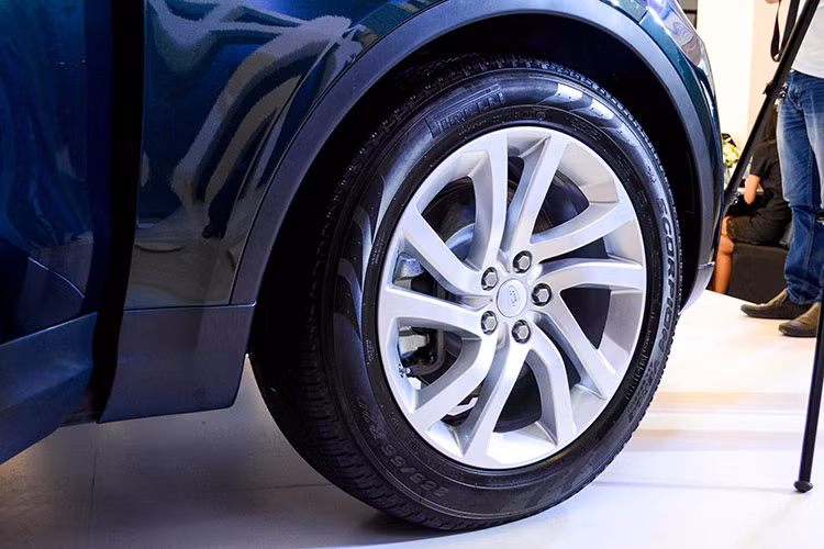 Ở phía sau, phong cách thiết kế mềm mại đã thay thế cho kiểu góc cạnh truyền thống của mẫu SUV địa hình hạng sang thế hệ mới này này. Cụm đèn hậu sử dụng công nghệ LED, kính chắn gió phía sau được thiết kế kiểu mới, vị trí mở cửa cũng hiện đại hơn với chìa khoá thông minh.