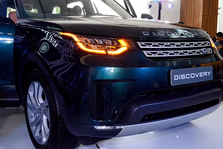 Ngoài ra phần lưới tản nhiệt 2 thanh hình lưới với logo Land Rover được đặt chéo góc bên phải, cản trước to với các hốc hút gió tạo nên nét hầm hố và hiện đại cho xe. Thân xe được làm bằng vật liệu nhôm nguyên khối lên đến 85% khiến cho thân xe có trọng lượng nhẹ hơn 480kg cho cảm giác lái nhẹ và mượt mà hơn so với phiên bản thế hệ thứ 4 tiền nhiệm.