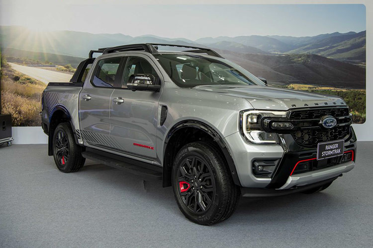  Ford Ranger: 1.274 xe Vị trí thứ 3 thuộc về Ford Ranger với doanh số 1.274 xe bán ra, giảm 2 xe so với tháng trước. Đây là mẫu xe bán tải được ưa chuộng nhất tại Việt Nam và đã duy trì phong độ ổn định qua nhiều tháng.