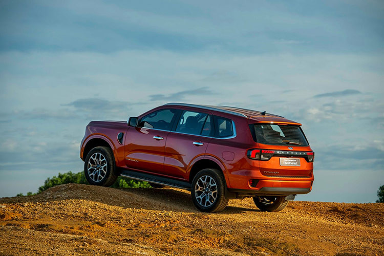 Ford Everest tại Việt Nam được cập nhật vào tháng 07/2022, và phiên bản mới nhất là Platinum giới thiệu vào tháng 3 năm nay. Hiện xe có 6 phiên bản, giá bán từ 1,099 - 1,545 tỷ đồng.