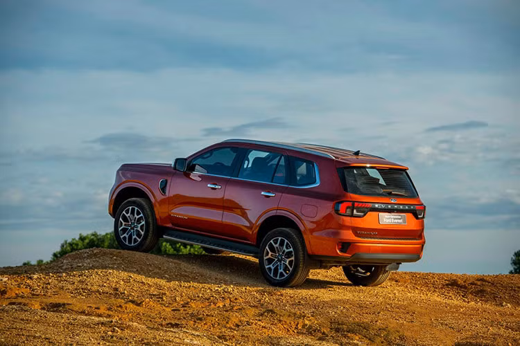 Ford Everest tại Việt Nam được cập nhật vào tháng 07/2022, và phiên bản mới nhất là Platinum giới thiệu vào tháng 3 năm nay. Hiện xe có 6 phiên bản, giá bán từ 1,099 - 1,545 tỷ đồng.