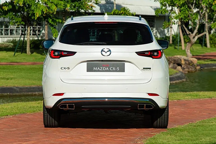 Với thiết kế hiện đại, trang bị an toàn đầy đủ cùng giá bán hợp lý, Mazda CX-5 đã khẳng định được vị thế vững chắc của mình trên thị trường SUV. Luỹ kế doanh số 8 tháng năm 2024 của Mazda CX-5 là 7.384 xe. Mazda CX-5 lắp ráp tại Việt Nam hiện có giá bán từ 749 - 979 triệu đồng.