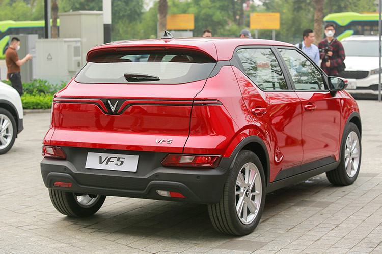 VinFast VF5 không chỉ khẳng định vị thế của hãng xe nội địa mà còn đánh dấu bước phát triển quan trọng trong lĩnh vực xe điện tại Việt Nam, khi người tiêu dùng ngày càng quan tâm đến giải pháp di chuyển thân thiện với môi trường.