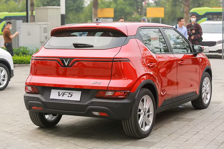 VinFast VF5 không chỉ khẳng định vị thế của hãng xe nội địa mà còn đánh dấu bước phát triển quan trọng trong lĩnh vực xe điện tại Việt Nam, khi người tiêu dùng ngày càng quan tâm đến giải pháp di chuyển thân thiện với môi trường.