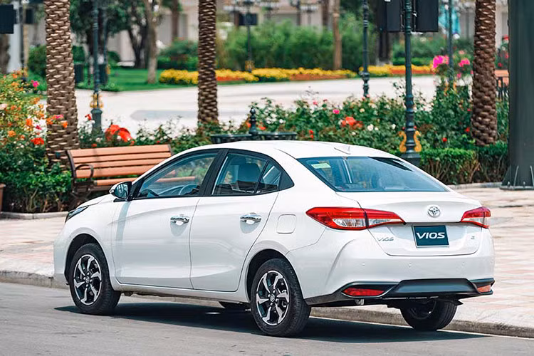 Toyota Vios hiện đang được hãng xe Nhật Bản lắp ráp trong nước, giá bán từ 479 - 600 triệu đồng. Hiện tại, ngoài ưu đãi phí trước bạ từ Chính phủ, mẫu xe này đang được Toyota Việt Nam áp dụng ưu đãi giảm 50% lệ phí trước bạ.