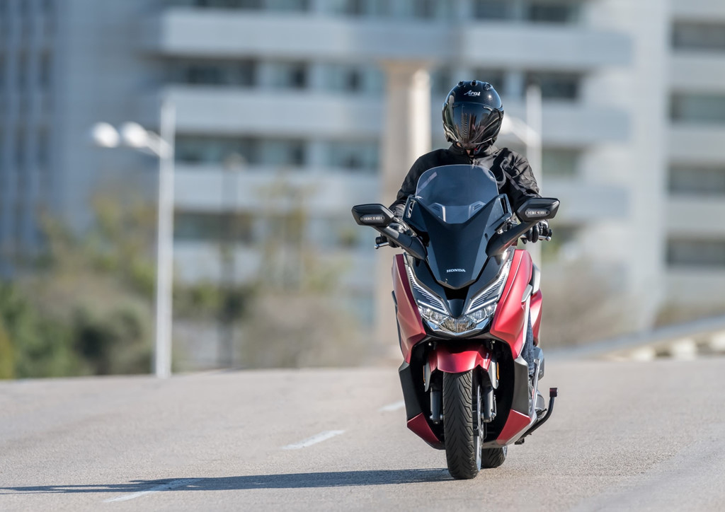 Tương tự ''đàn anh'' Forza 300, mẫu xe ga Honda Forza 125 phiên bản mới này sở hữu thiết kế cứng cáp, sử dụng nhiều đường cắt mang đến dáng vẻ thể thao hơn cho khách hàng châu Âu.