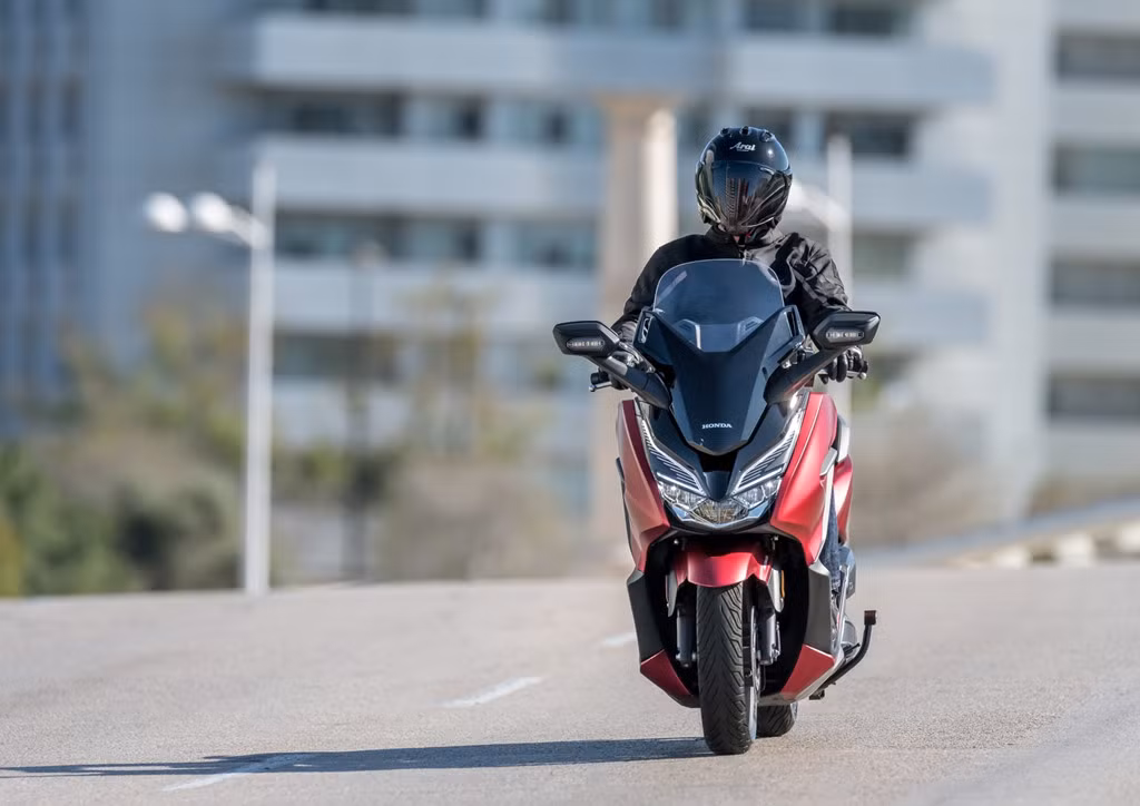 Tương tự ''đàn anh'' Forza 300, mẫu xe ga Honda Forza 125 phiên bản mới này sở hữu thiết kế cứng cáp, sử dụng nhiều đường cắt mang đến dáng vẻ thể thao hơn cho khách hàng châu Âu.