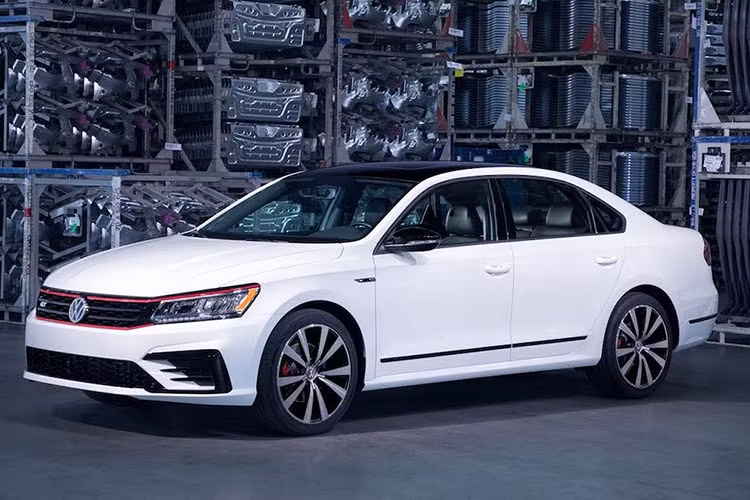 Tại triển lãm Detroit 2018 sắp tới, mẫu xe Volkswagen Passat GT - thành viên thể thao nhất dòng sedan hạng D Passat sẽ được chính thức ra mắt. Dựa trên cơ sở phiên bản R-Line trước đây, Passat GT được tạo ra với số lượng giới hạn bởi chi nhánh Volkswagen Bắc Mỹ, dựa trên phản hồi của các đại lý và khách hàng tại đây.