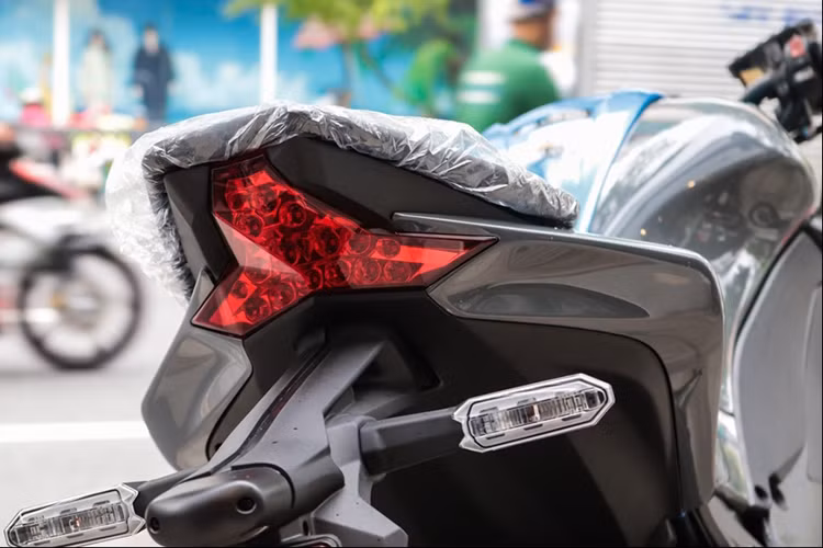 Độ cao yên 815 mm, trọng lượng của mẫu xe này là 221 kg, không quá khó khăn khi di chuyển trên đường thành phố hay sử dụng mỗi ngày. Xe vẫn giữ thiết kế yên thể thao tách đôi dành cho hai người sử dụng. Đèn đuôi phía sau không thay đổi, vẫn giữ đèn LED và xi-nhan rời khá nhỏ gọn, đi kèm màu sơn mới cá tính hơn.