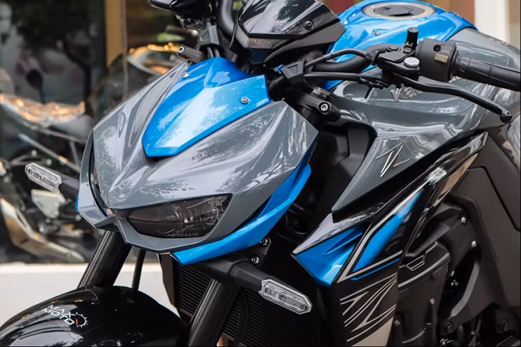 Về kích thước, Kawasaki Z1000 phiên bản 2018 không thay đổi nhiều so với thế hệ trước. Xe vẫn sở hữu kích thước với chiều dài 2.045 mm, rộng 790 mm và cao 1.055 mm. Cụm đèn pha full LED vẫn giữ phong cách thiết kế Sugomi dữ dằn của hãng xe máy Kawasaki. Phiên bản đặc biệt được sơn khói cụm đèn trông ngầu hơn.