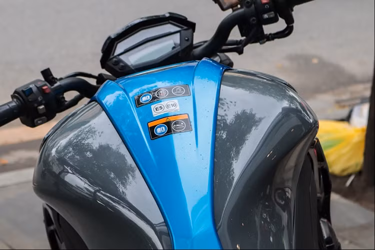 Bảng đồng hồ điện tử trên phiên bản mới này được bổ sung thêm chế độ hiển thị số đang gài, giúp những tay lái mới biết đang chạy số nào, tránh hiện tượng dồn số. Cụm điều khiển bên phải bố trí công tắc khởi động điện và khóa an toàn. Bình dầu khá lớn. Bình xăng dung tích 17 lít. So với thế hệ đầu, Z1000 phiên bản 2018 đã tăng thêm 2 lít.