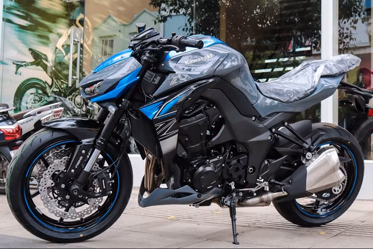 Kawasaki vừa chính thức ra mắt dòng Z1000 phiên bản mới tại thị trường Việt Nam với hai phiên bản: Kawasaki Z1000 2018 bản tiêu chuẩn và Z1000 R Edition. Phiên bản tiêu chuẩn có 2 tùy chọn màu sắc mới là màu xám - xanh dương và màu xanh lá - đen. Phiên bản đặc biệt sở hữu màu đen có trang trí bằng sợi carbon.