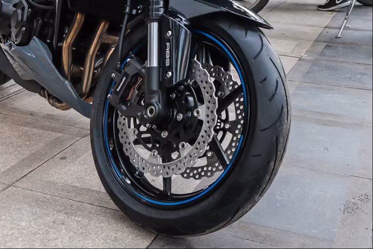 Phiên bản đặc biệt của mẫu xe Kawasaki Z1000 2018 mới dùng kẹp phanh Brembo phía trước với rãnh tản nhiệt phân ly. Đĩa bằng thép không gỉ thay cho kiểu răng cưa. Phiên bản thường chỉ dùng kẹp phanh Kawasaki. Cả hai đều trang bị chống bó cứng thắng ABS cả trước và sau.