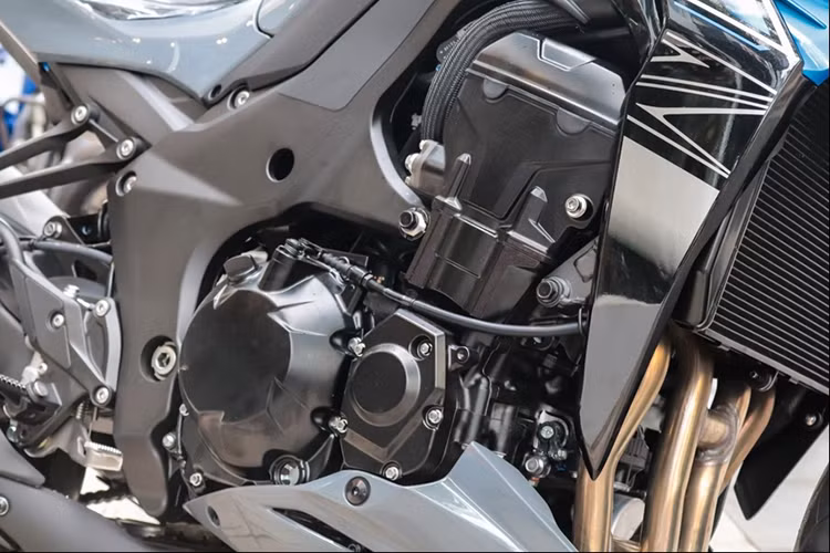 Z1000 2018 vẫn giữa động cơ DOHC, dung tích 1.043 cc, công suất 142 mã lực tại 10.000 vòng/phút và mô-men xoắn 111 Nm tại 7.300 vòng/phút. Tuy nhiên các kỹ sư của hãng đã cân chỉnh lại ECU giúp xe đạt chuẩn về khí thải Euro 4 cũng như để động cơ vận hành mượt mà trơn tru hơn.