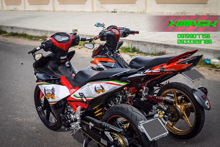 Một cặp đôi Exciter 135 và 150 khác cũng được lên dàn đồ chơi độc đáo với đuôi, dè, mâm... cùng dàn áo mới được thay cực kỳ nổi bật.