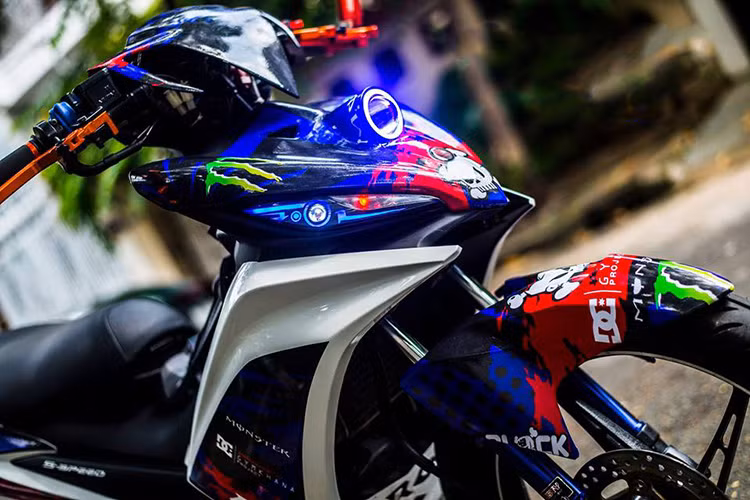 Một chiếc Yamaha Exciter mang phong cách "độc nhãn" với đèn pha nguyên bản được loại bỏ, thay vào đó là đèn bi xenon siêu sáng.